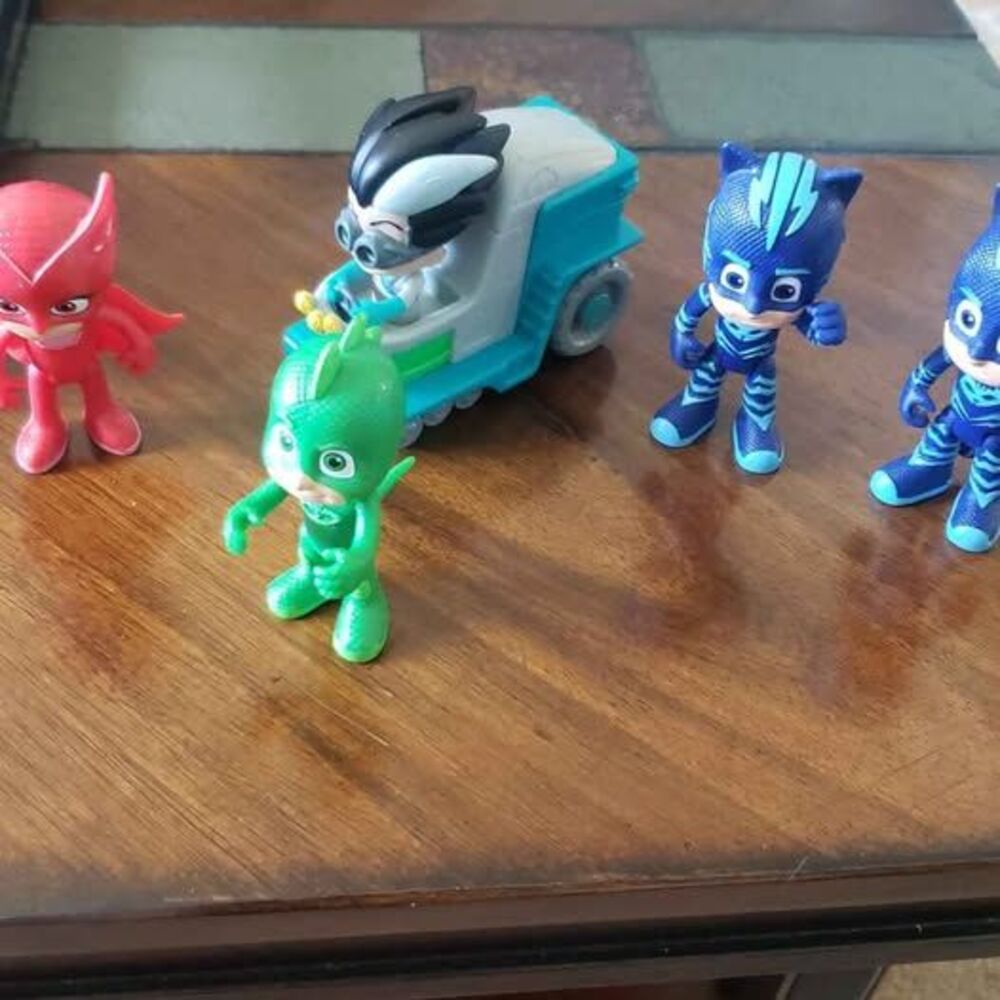 5 PJ Masks Action Figures and Vehicle Set